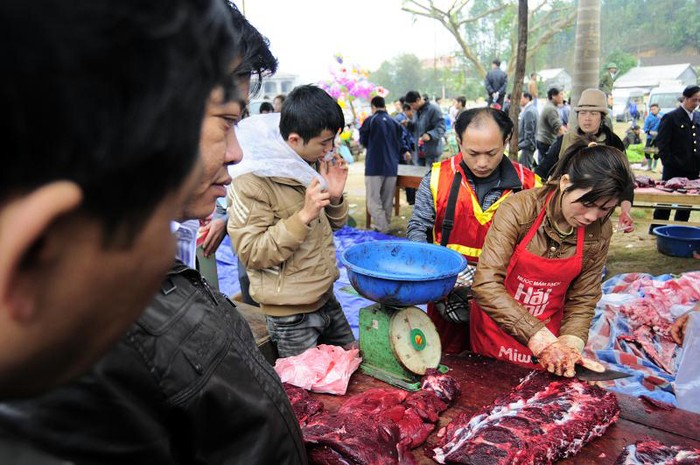 Mặc dù giá khá đắt nhưng vẫn có rất đông người mua thịt trâu chọi với mong muốn mang lại may mắn cho cả năm.